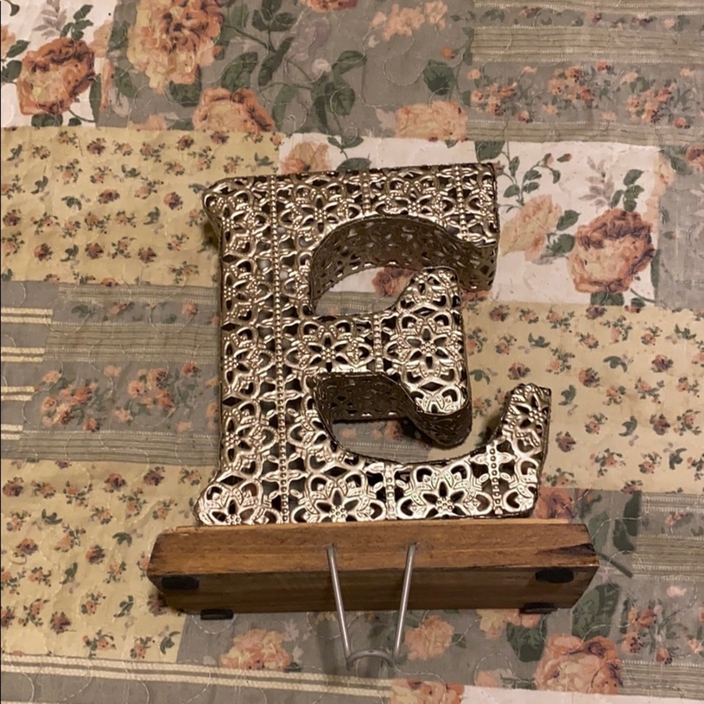 “E” Stocking Holder